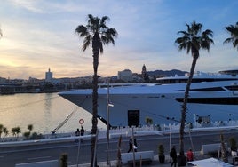 Actual valla de pilotes que separa el cantil del muelle de megayates de Málaga.