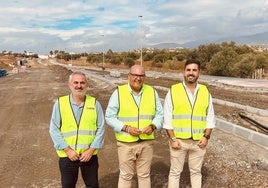 El alcalde veleño y ediles del gobierno bipartito, este martes en la visita a las obras.