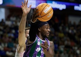 Kendrick Perry intenta un pase en el encuentro ante el Lleida.