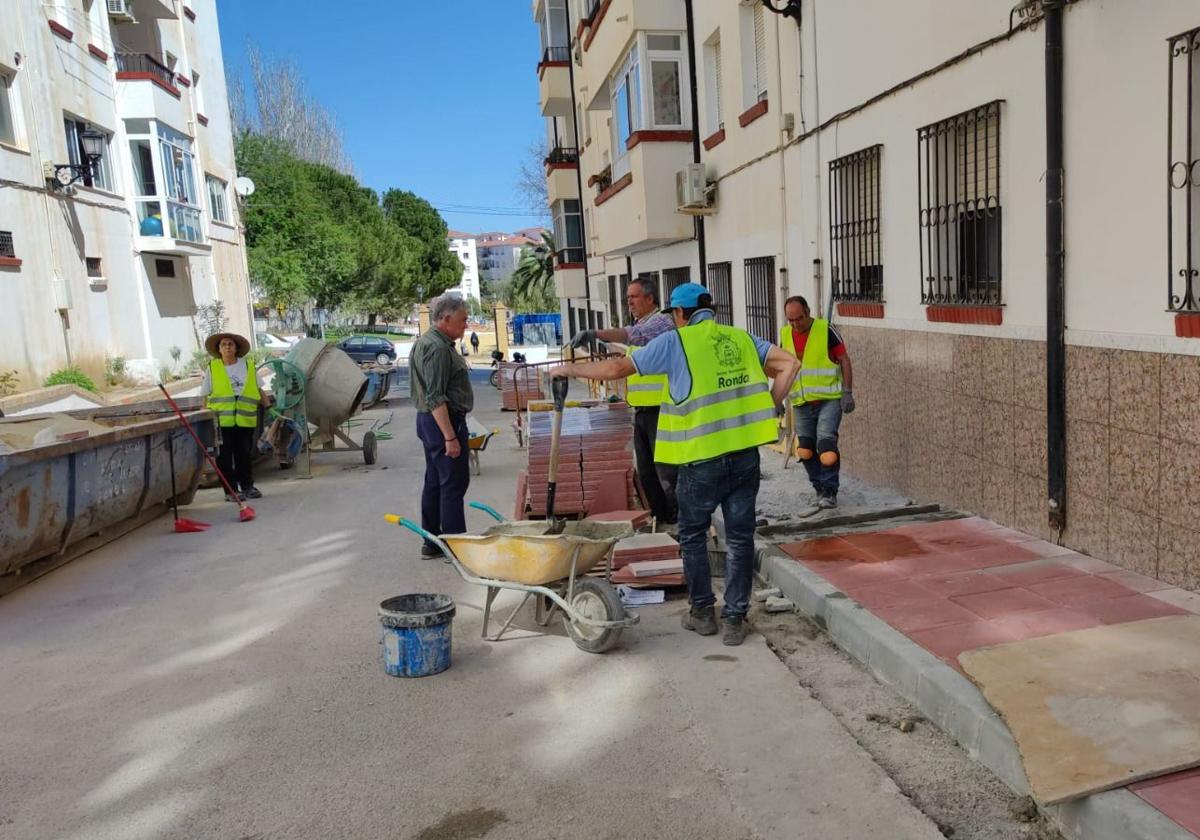 Imagen de archivo de obras en acerados.