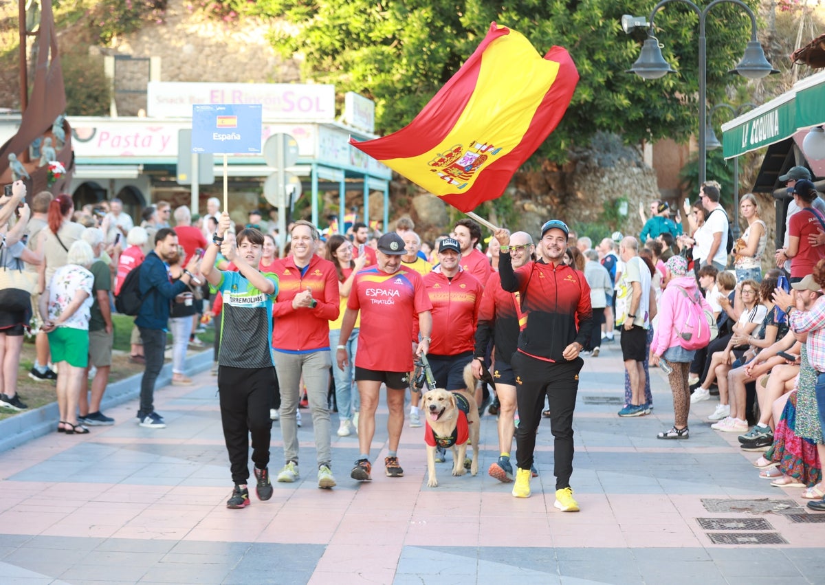 Imagen secundaria 1 - Desfile de naciones en La Carihuela.