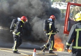 Efectivos del Cuerpo de Bomberos de Málaga, en una intervención.