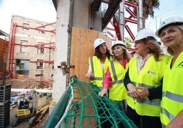 Carolina España (segunda por la izquierda), junto a las también consejeras Loles López y Patricia del Pozo, en la visita a las obras de la antigua Delegación de Hacienda en Huelva.