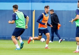 Los jugadores del Málaga, en el entrenamiento celebrado en el Anexo de La Rosaleda.