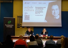 Jordi Mollá presenta su tercer libro, Tú', en el Aula de Cultura de SUR de la mano de la periodista Regina Sotorrío.