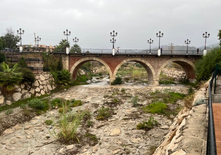 Imagen del cauce nerjeño a la altura del Puente Viejo de la antigua N-340, este miércoles.