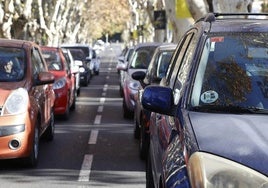 Detalle de la etiqueta medioambiental de un coche circulando en Málaga.