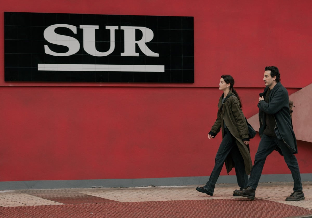 Milena Smit y Miki Esparbé saliendo de la redacción de SUR en la ficción.