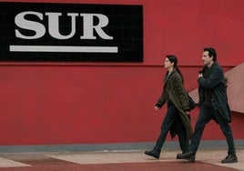 Milena Smit y Miki Esparbé saliendo de la redacción de SUR en la ficción.