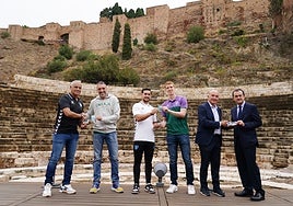 Pellicer, Ibon Navarro, Ramón, Alberto Díaz, López Nieto y José María Muñoz intercambian los abonos del Málaga y el Unicaja.