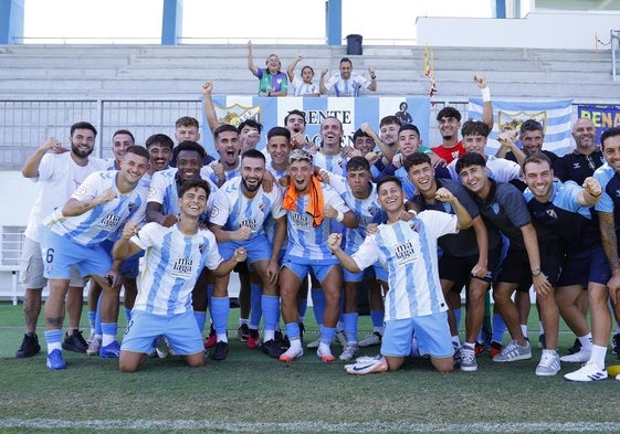 El Atlético Malagueño celebra su victoria en el primer partido que disputó en La Academia, al que asistieron unos 800 espectadores.