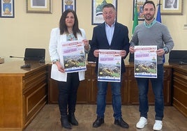 La alcaldesa de Comares, Eva Aguilar, con el presidente de la Mancomunidad Oriental, y José Miguel Ruiz, en una imagen de archivo.