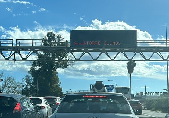 Coches detenidos, a la altura de Torremolinos, en la autovía.