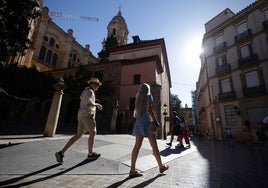 Turistas extranjeros recorren el Centro de la ciudad.