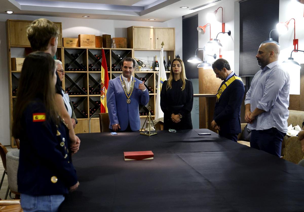 Miembros del Rotary Club Málaga, durante el inicio de su reunión de la semana pasada, a la que asistió un equipo de SUR. En la imagen, su presidente, realizando la invocación tradicional.