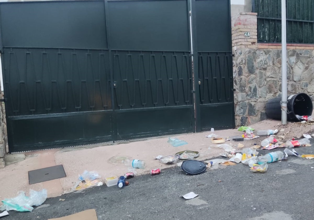 Basura esparcida al paso de una manada de jabalíes en Alhaurín de la Torre.