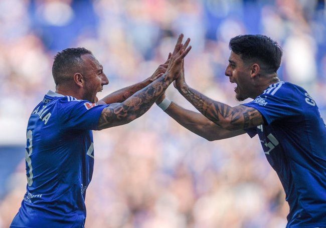 Cazorla y Colombatto celebran un gol.