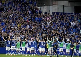 Los jugadores del Oviedo celebran con sus aficionados su última victoria liguera.