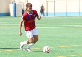 Paco Ariza, del Torre del Mar, conduce el balón.