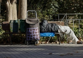 La atención a personas sin hogar se pasará a realizar en tres centros.