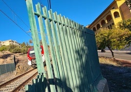 Paso del tren por la urbanización Nueva Torrequebrada, en Benalmádena Costa.