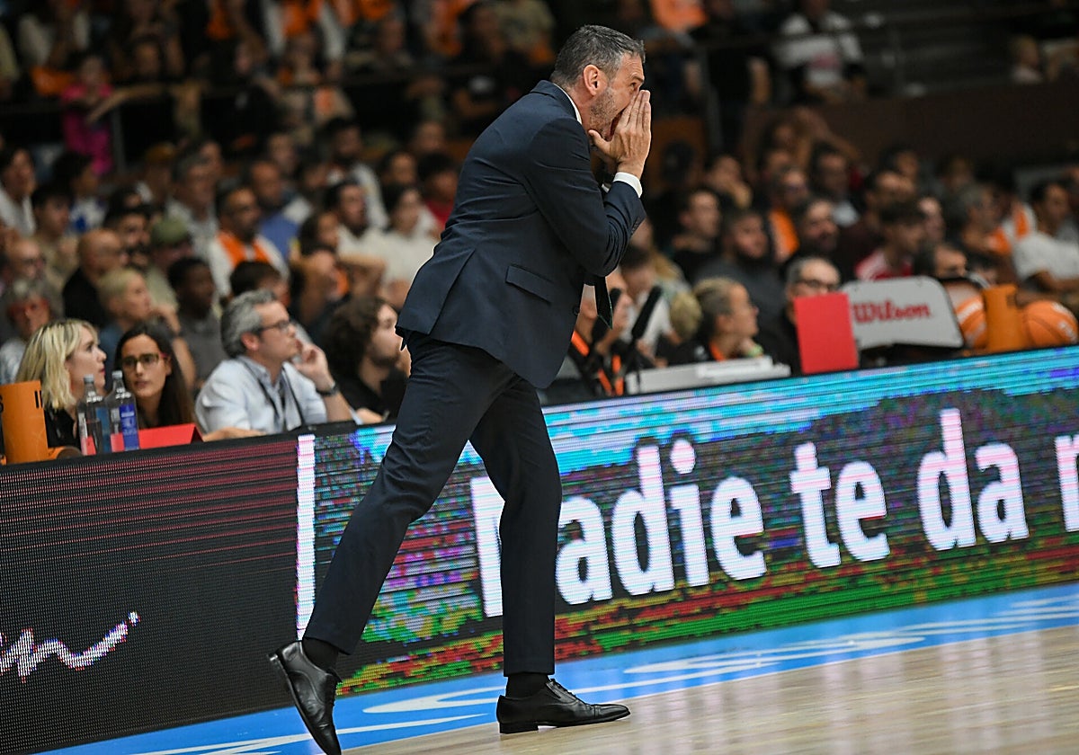Ibon Navarro instruye a sus jugadores durante el partido.