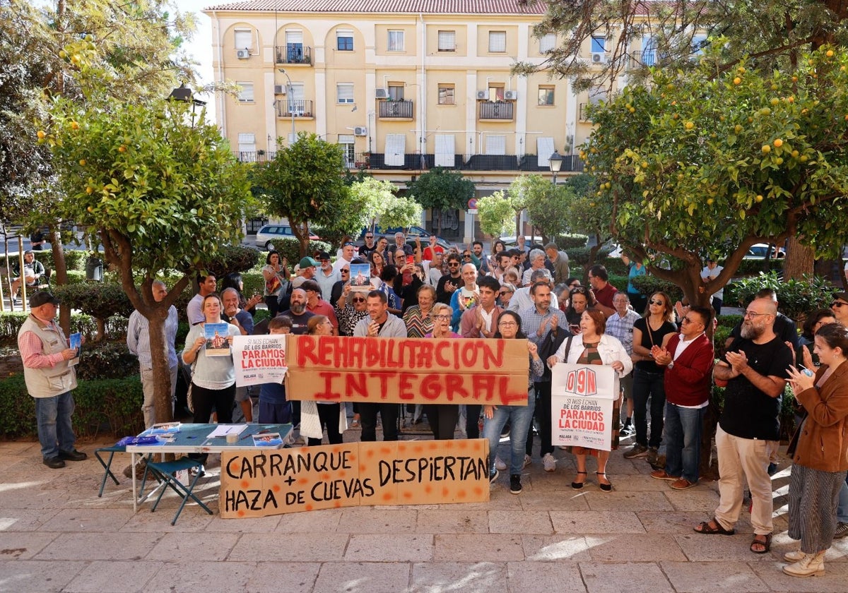 Vecinos de varias barriadas de Málaga, durante la concentración de protesta por las grietas en sus viviendas, en la plaza Pío XII de Carranque.