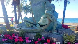 Monumento de dicado a los hombres de la mar en La Herradura, que conmemora el naufragio de 1562