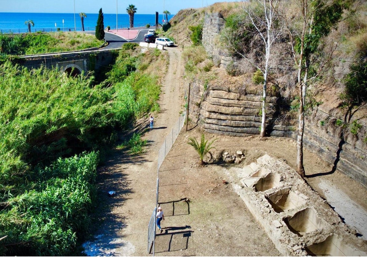 Vista desde el aire de las piletas a la izquierda, el arroyo a la derecha y el mar y la carretera al fondo.