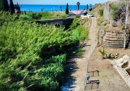 Vista desde el aire de las piletas a la izquierda, el arroyo a la derecha y el mar y la carretera al fondo.