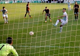 Fran Castillo logró el empate al marcar este penalti.