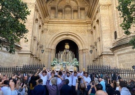 Momento de la salida de la Virgen del Carmen de Olías desde el interior de la Catedral.