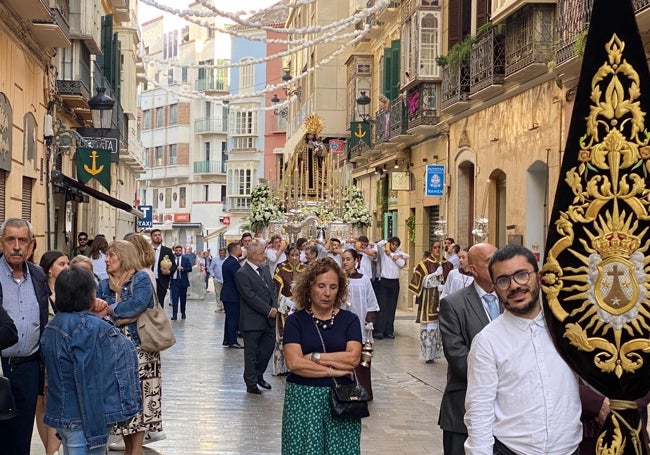 La comitiva del Carmen de Olías, durante el rosario de las Glorias, camino de la Catedral.