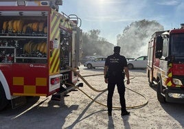 Detenido por el incendio de ocho vehículos en el aparcamiento de la playa de Cabopino