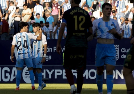 Lobete trata de consolar a Antoñito tras el fallo del penalti el sábado.