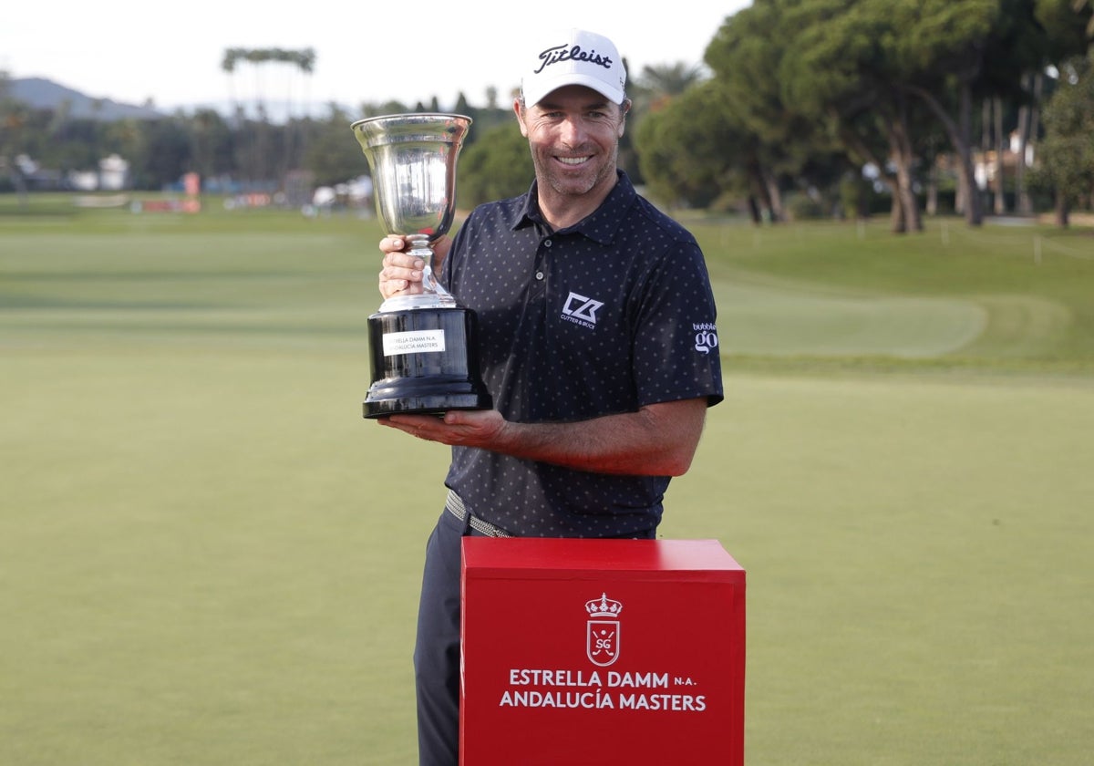 Julien Guerrier, ayer con el trofeo de ganador en Sotogrande.