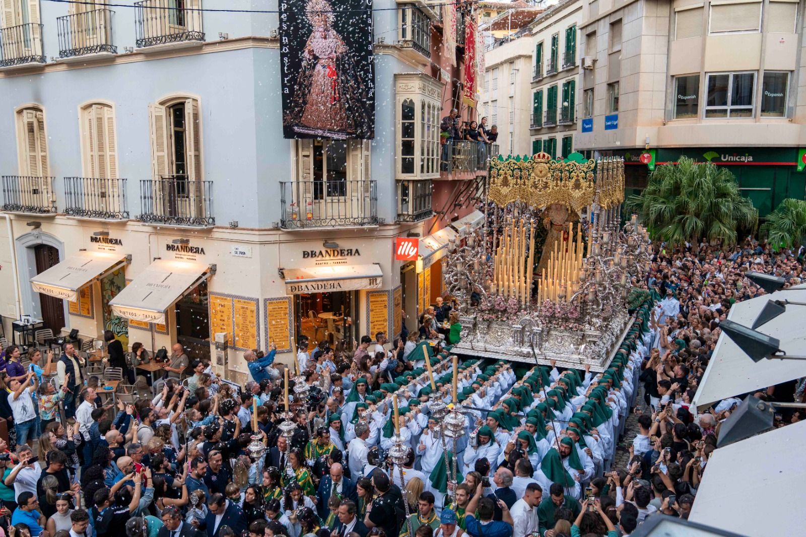 La procesión extraordinaria de la La Virgen de Gracia y Esperanza, en imágenes