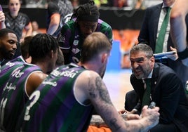 Ibon Navarro da instrucciones en el partido ante el Leyma Coruña.