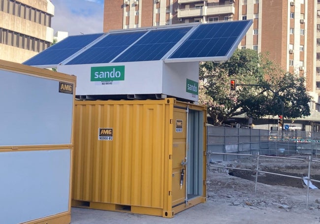 El «cubo solar» produce electricidad para la obra sin necesidad de combustible.