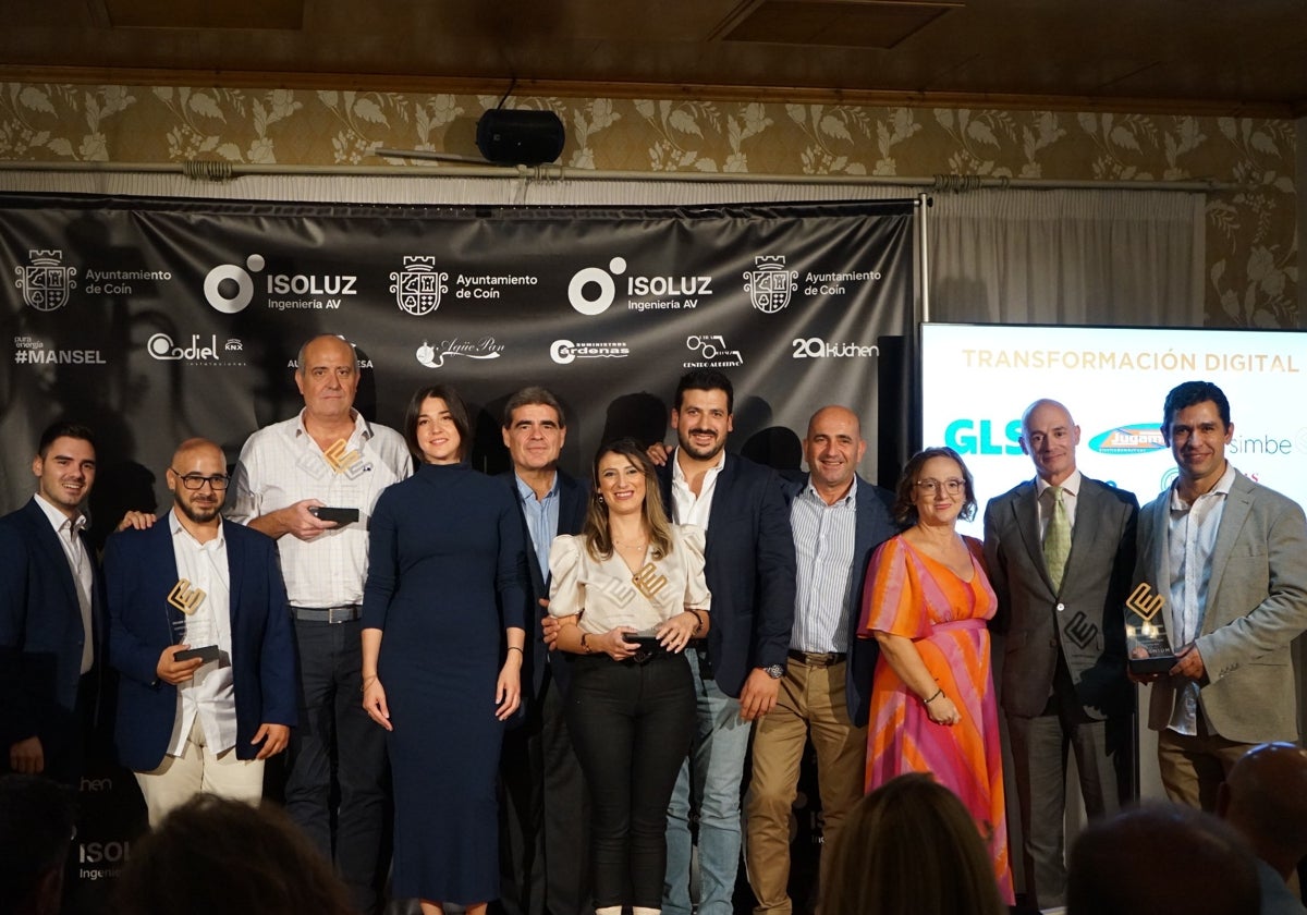 Galardonados y organizadores de la XV edición de los Premios Empresariales Gala Millenium 2024, posan tras la entrega de los reconocimientos.