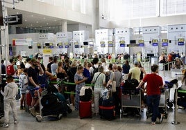 Viajeros esperan a facturar sus maletas en el aeropuerto de Málaga.