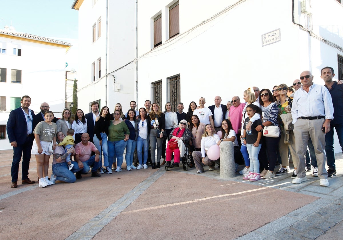 Familiares y autoridades en la nueva plaza