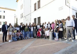 Familiares y autoridades en la nueva plaza