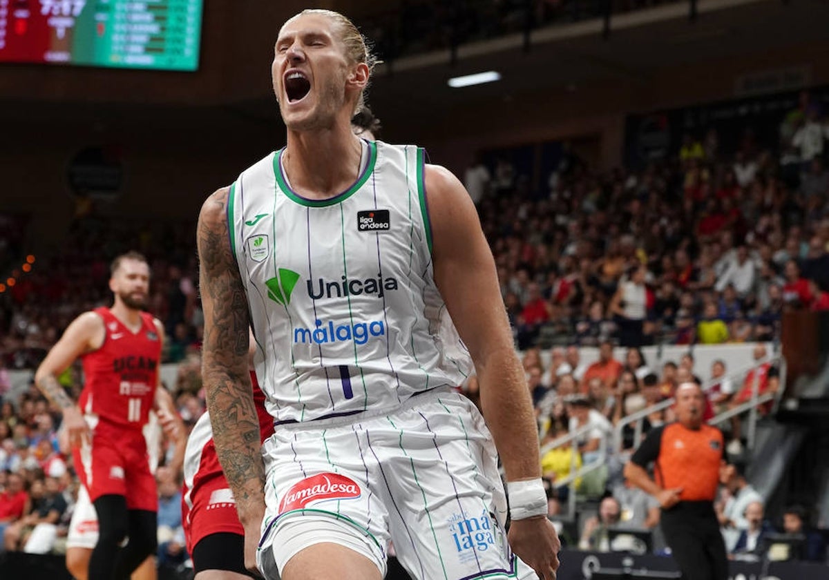 Osetkowski celebra una canasta en la Supercopa ante el UCAM Murcia.