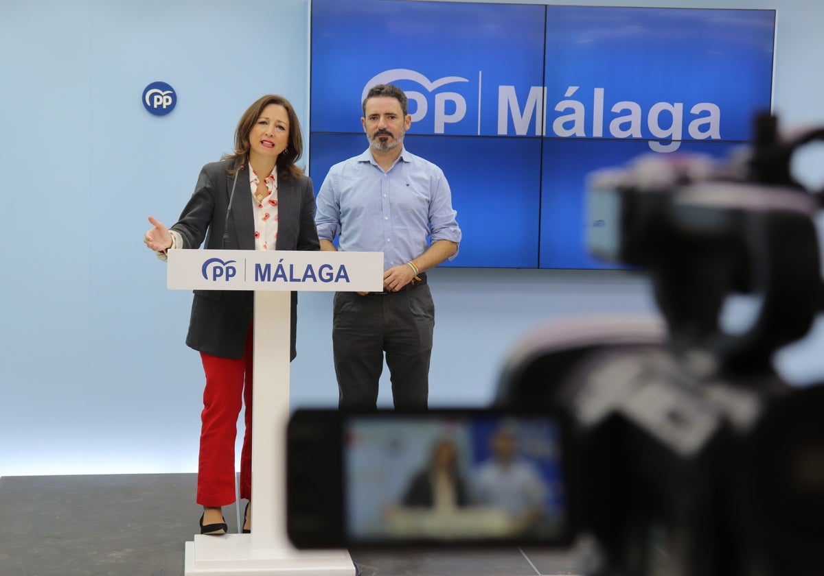 Navarro y Carmona, esta mañana, en la sede del PP provincial.