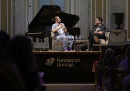 El cantautor Andrés Suárez y periodista Alberto Gómez, ayer en la Sala Fundación Unicaja de Conciertos María Cristina.