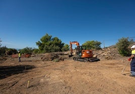 Imagen de los trabajos en la parcela para el nuevo aparcamiento de Maro.