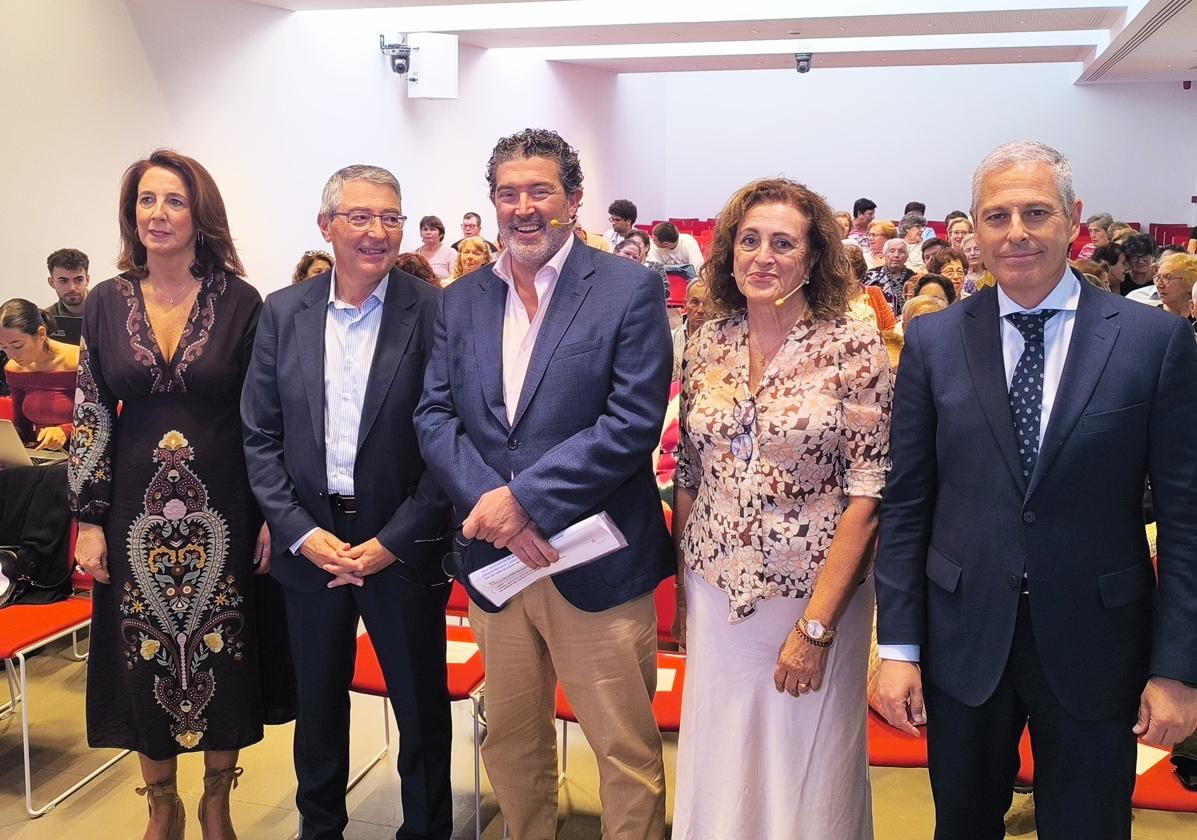 De izquierda a derecha, Toñi Ledesma, Francisco Salado, Julián Quirós, Elena Blanco, y Antonio Caballero.