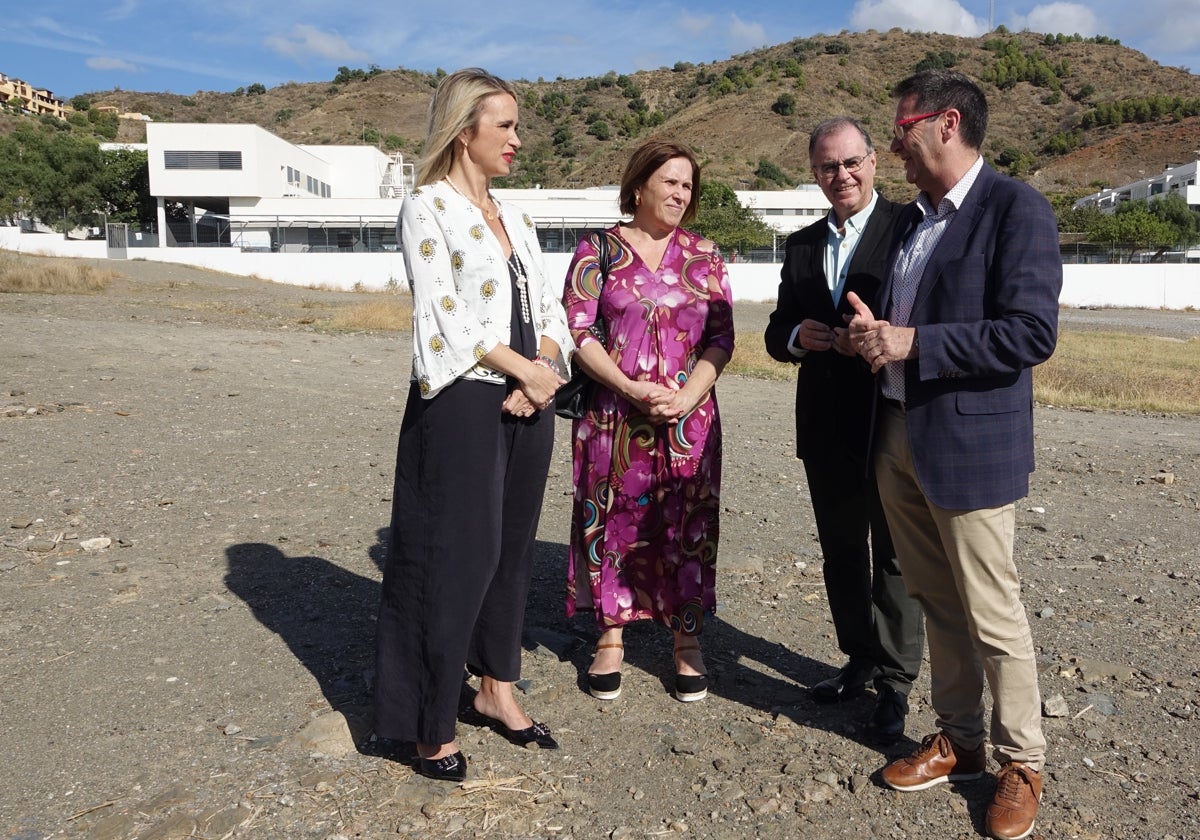 Los socialistas, en la parcela cedida para la construcción del instituto.