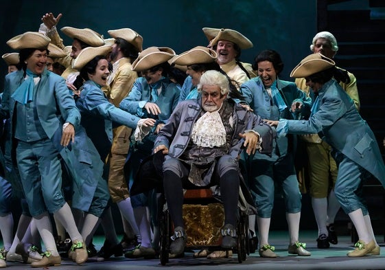 Miembros del coro en la ópera 'Manon Lescaut' que se representó el pasado mayo en el Cervantes.